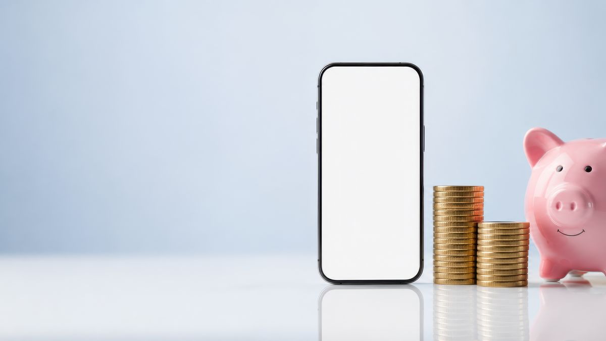 Smartphone next to a piggy bank and coins representing free phone cleaning without subscription fees